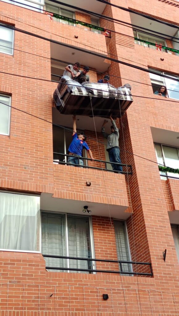 subir muebles por fachada